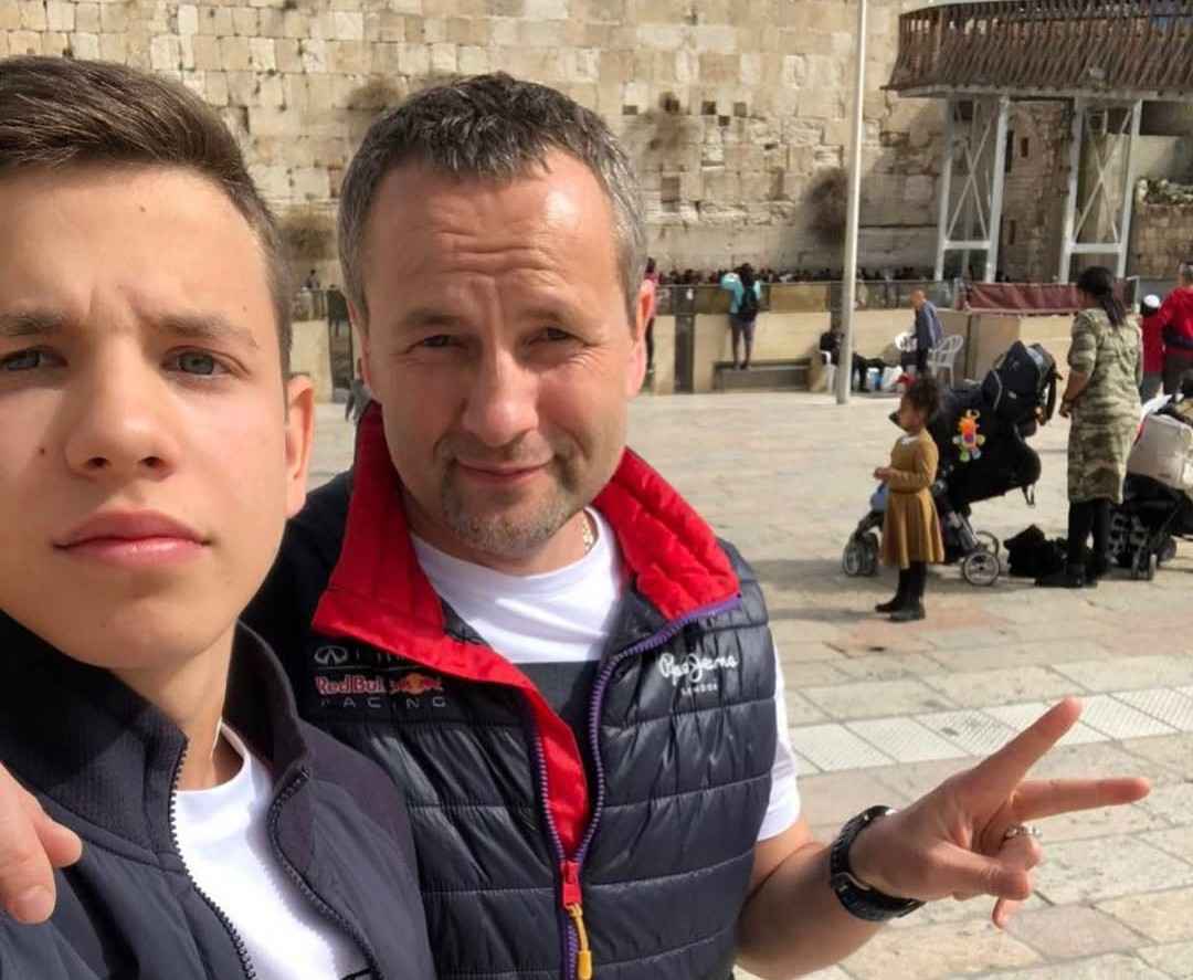 Святослав разом зі своїм батьком